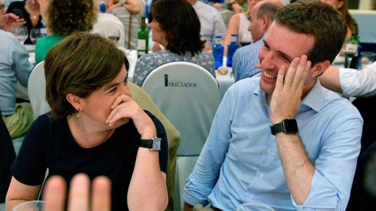 Los candidatos a presidir el PP, Soraya Sáenz de Santamaría y Pablo Casado, el pasado martes, en la cena de verano del grupo parlamentario del PP. /-EFE