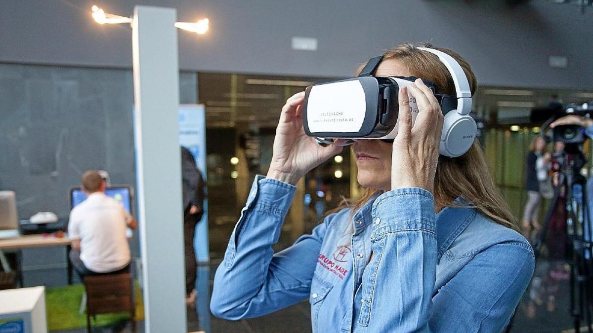 Una mujer con unas gafas de realidad virtual.-PABLO REQUEJO / PHOTOGENIC