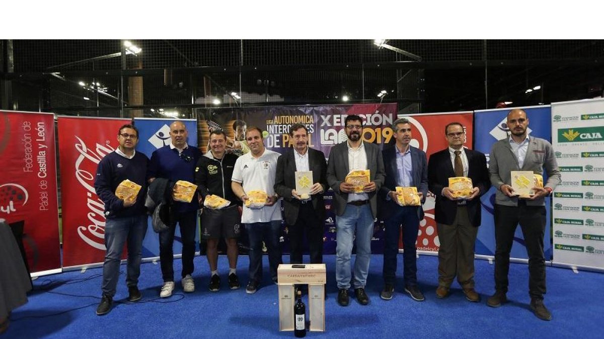 Los participantes en el sorteo posan con un pan en The Players.-MONTSE ÁLVAREZ
