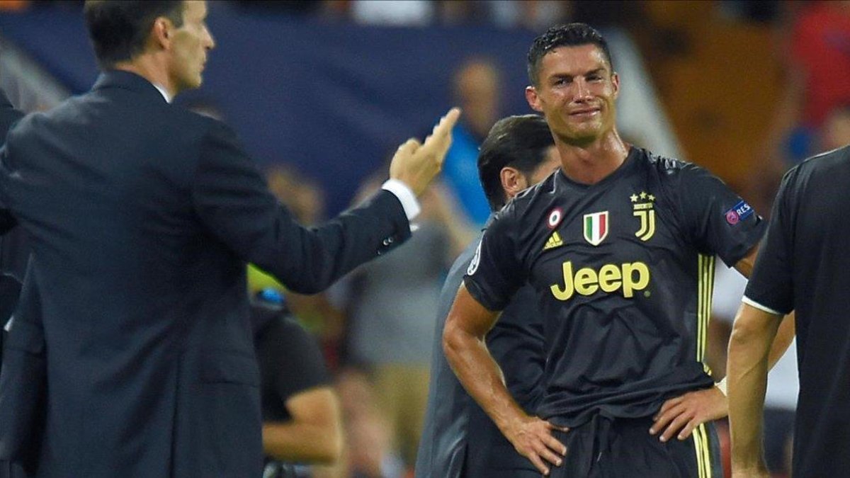 Cristiano Ronaldo muestra su desesperación ante la mirada de Massimo Allegri, técnico de la Juventus.-JOSÉ JORDÁN