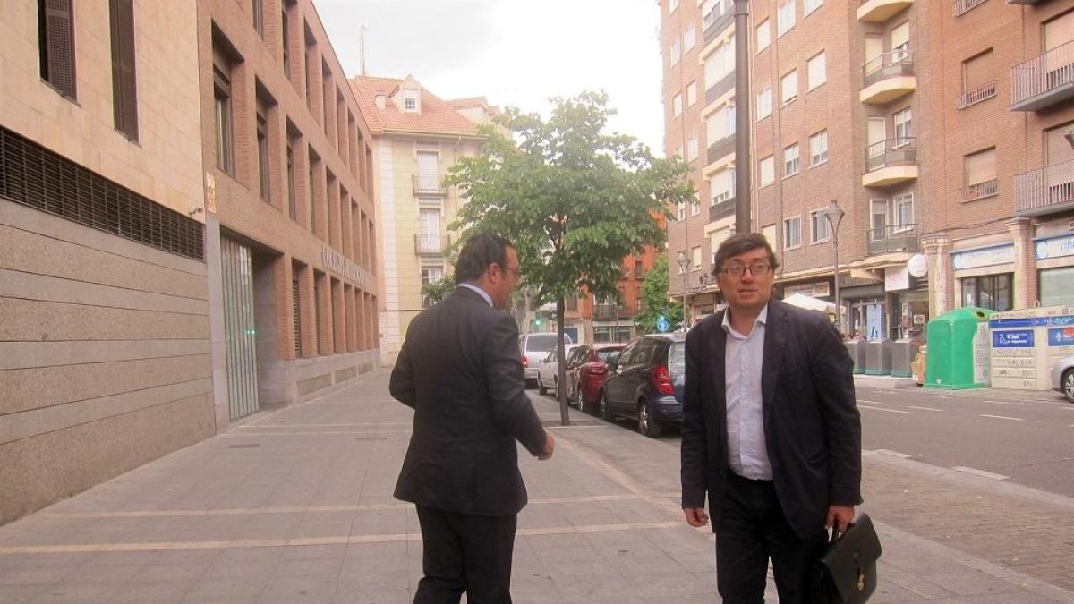 Delgado (derecha) junto a su abogado defensor.-EUROPA PRESS
