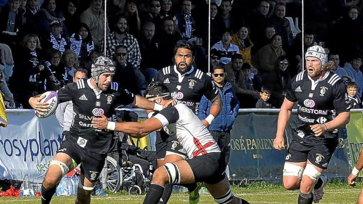 Fernando González-Altés elude el placaje de un jugador del Petrarca en la EPCR.-MARTA FERNÁNDEZ