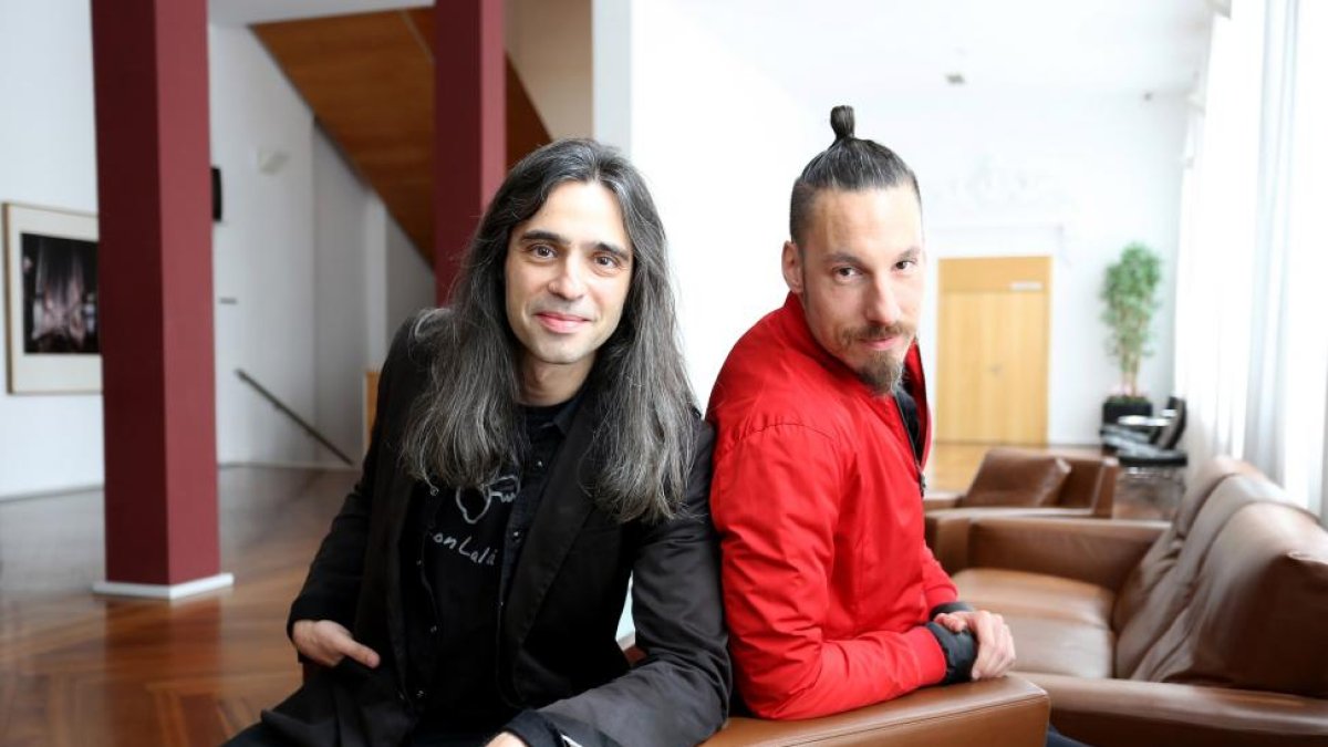 Los actores Íñigo Echevarría (D) y Álvaro Tato (I) de la compañía Ron Lalá presentan la obra 'Cervantina' en el Teatro Calderón de Valladolid-ICAL
