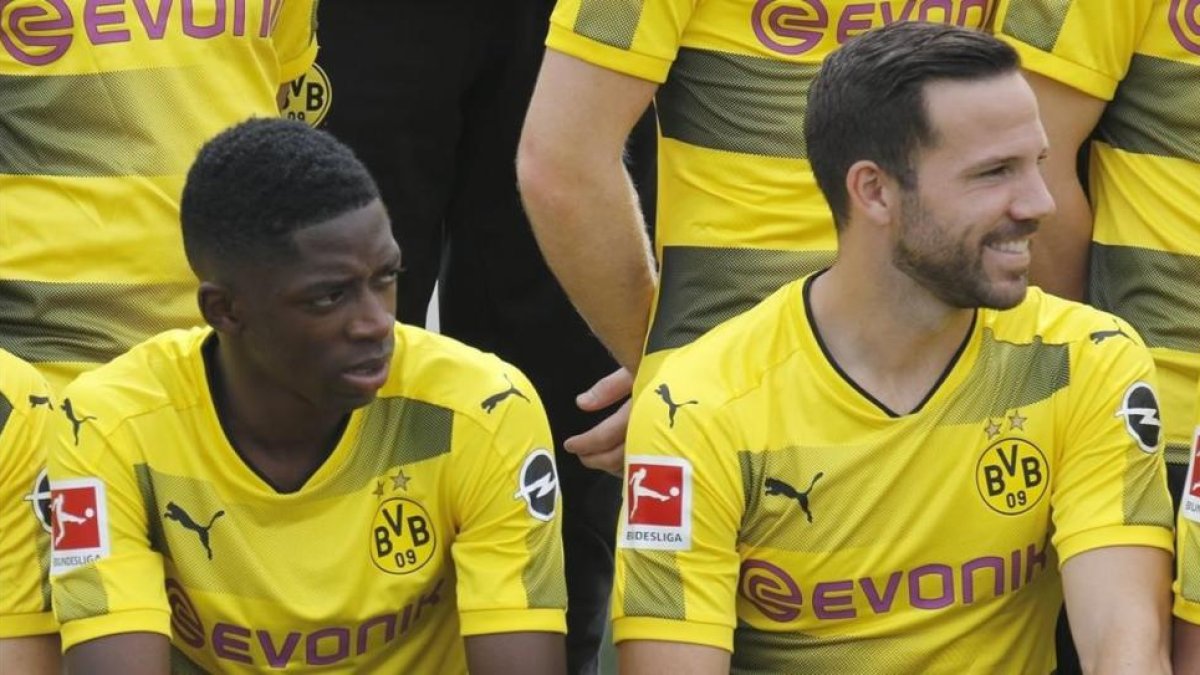 Ousmane Dembélé, junto a Gonzalo Castro, en la foto oficial del Dortmund-EFE