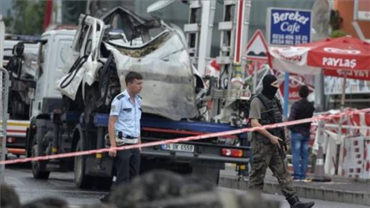 Miembros de los servicios de seguridad turcos inspeccionan la zona donde explosionó una bomba en una comisaría de policía en Estambul el día 10 de agosto.-Foto: EFE / DENIZ TOPRAK