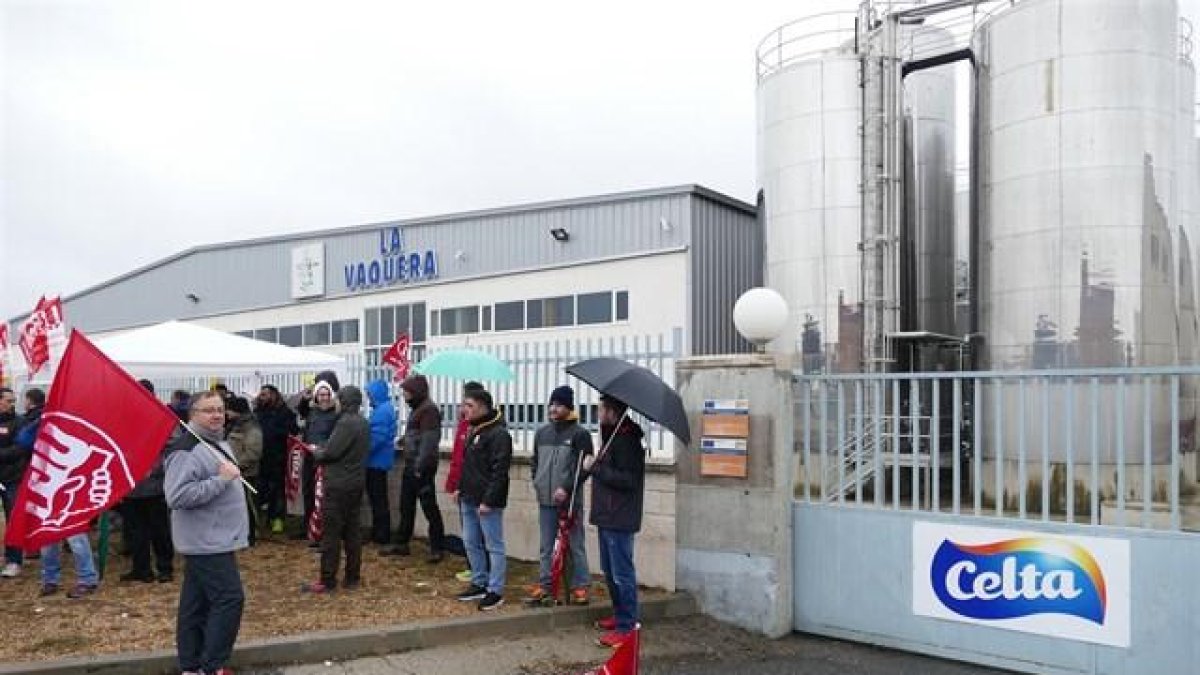 Protestas frente a la fábrica-EUROPA PRESS