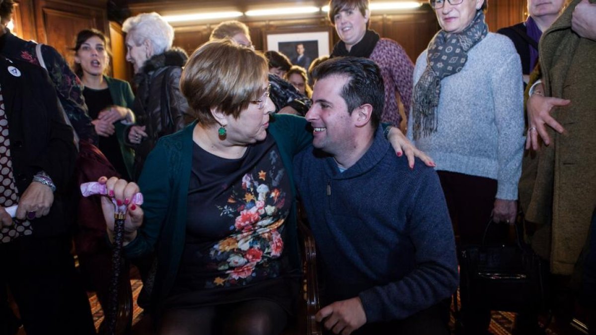 El Secretario regional del Partido Socialista, Luis Tudanca, asiste al homenaje a la que fuera primera Alcaldesa de Soria, Eloísa Alvarez.-ICAL