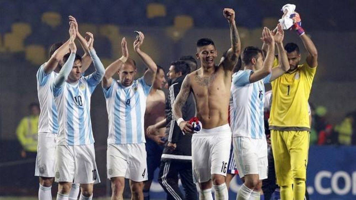 La selección argentina celebra su pase a la final de Copa América después de derrotar a Paraguay.-Foto: REUTERS / ANDRES STAPFF