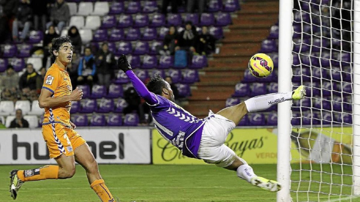Jeffren intenta rematar de forma acrobática junto a la línea de fondo ante la mirada de Einar, en el partido contra el Alavés en Zorrilla-J.M.Lostau