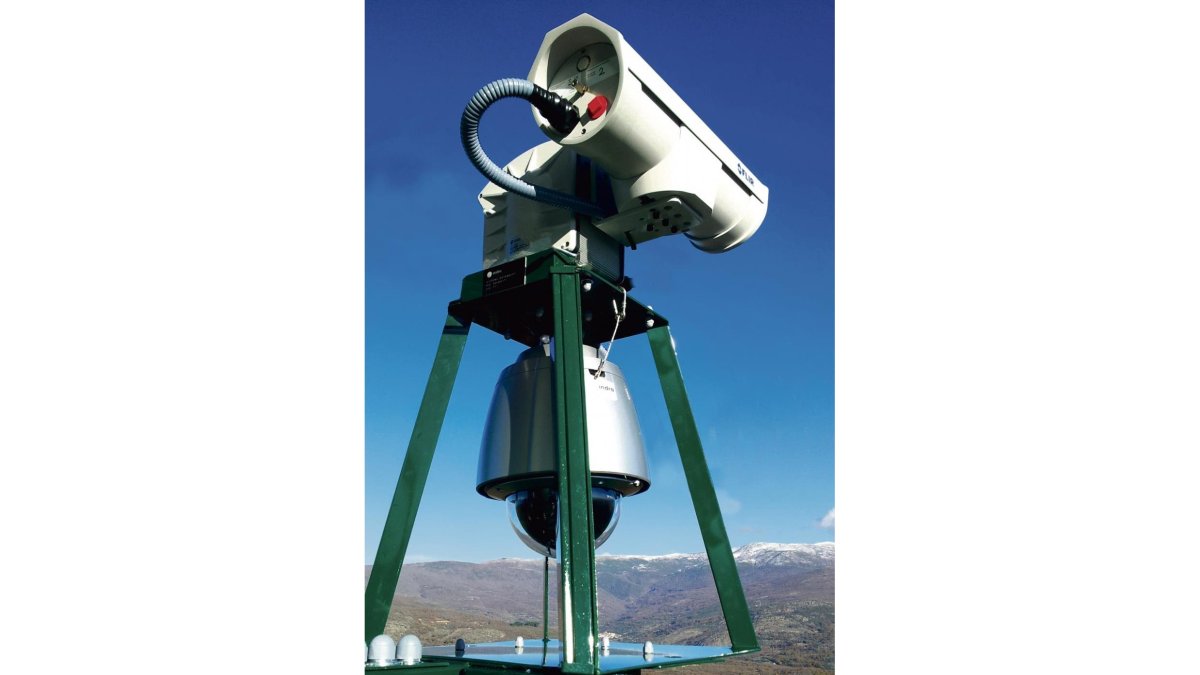 Puestos de videovigilancia automática dotados con sensores visibles y térmicos capaces de medir con precisión la temperatura a distancias de hasta 20 kilómetros.-EL MUNDO