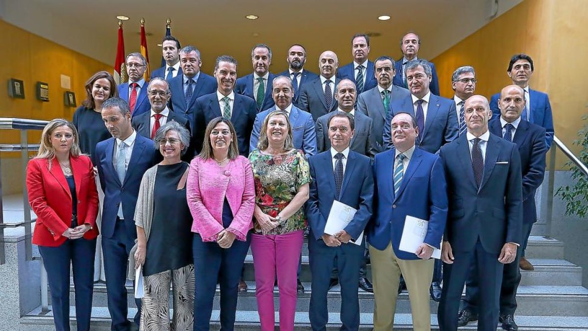 Milagros Marcos y Pilar del Olmo con los representantes de las entidades.-ICAL