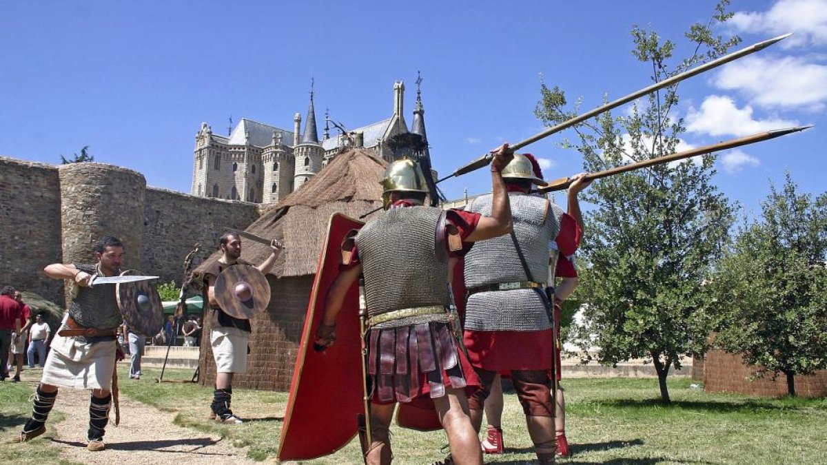 Imagen de una de las pruebas que se disputan entre astures y romanos con el Palacio Episcopal al fondo.-ICAL