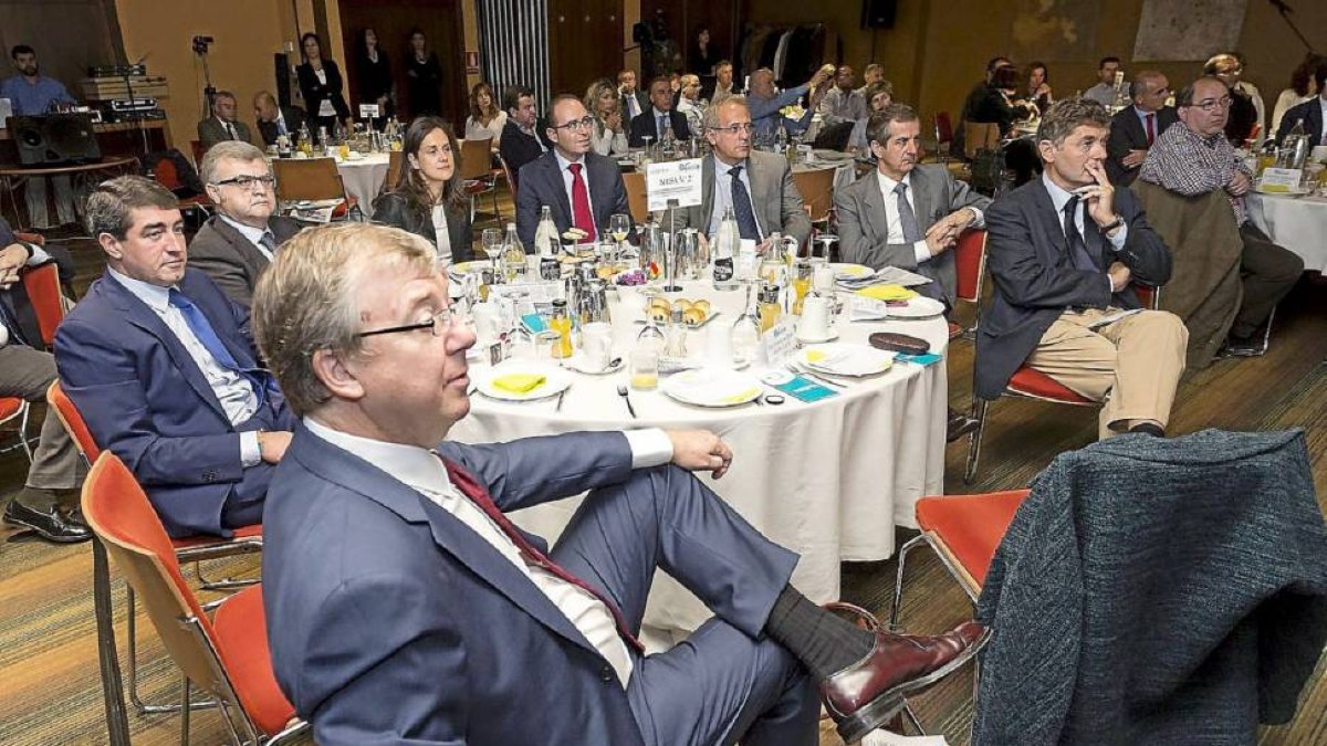 Eduardo Ruiz, Juan Casado, Adriana Ulibarri, Víctor Alonso, José Antonio Martínez Bermejo, Alberto Caballero y José María Eiros, ayer, en el Club de Prensa.-M.A. SANTOS