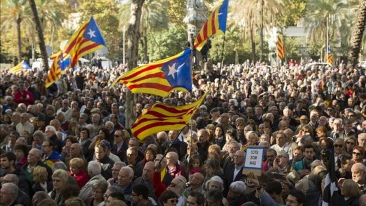 Concentración independentista en apoyo de Artur Mas, Joana Ortega e Irene Rigau ante el TSJC, el pasado 6 de febrero.-ALBERT BERTRÁN