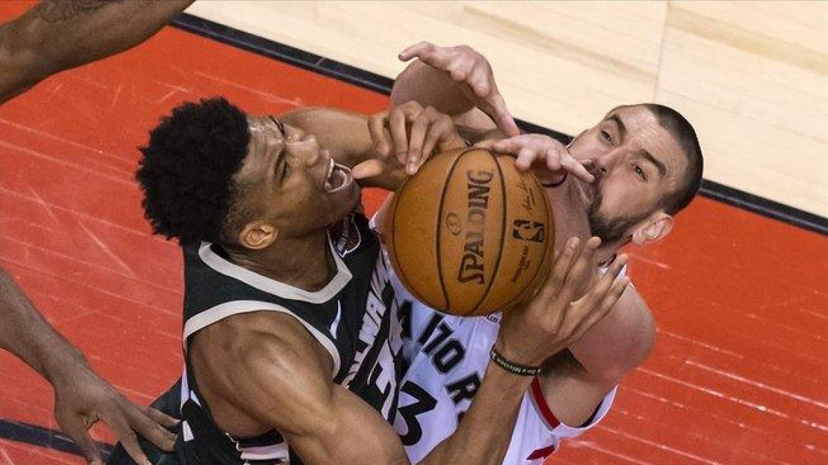 Marc Gasol frena una entrada a canasta de la estrella de los Bucks, Antetokounmpo.-WARREN TODA (EFE)