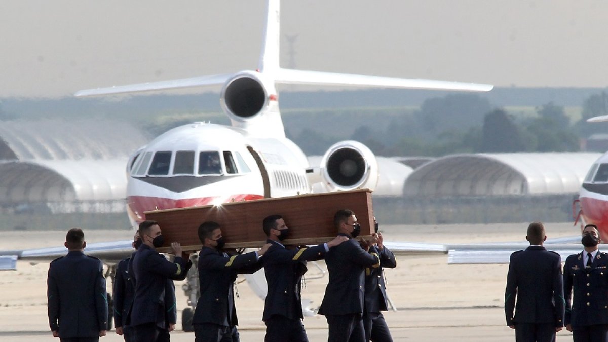 Llegada a la base aérea de Torrejón de los féretros con los restos mortales de los periodistas asesinados en Burkina Faso.- ICAL