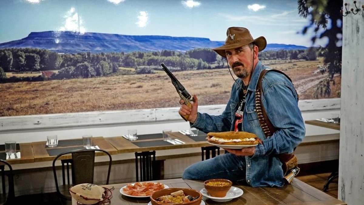 Pelayo Barbero, en su restaurante, con su revolver en la mano y atuendo de cowboy.-