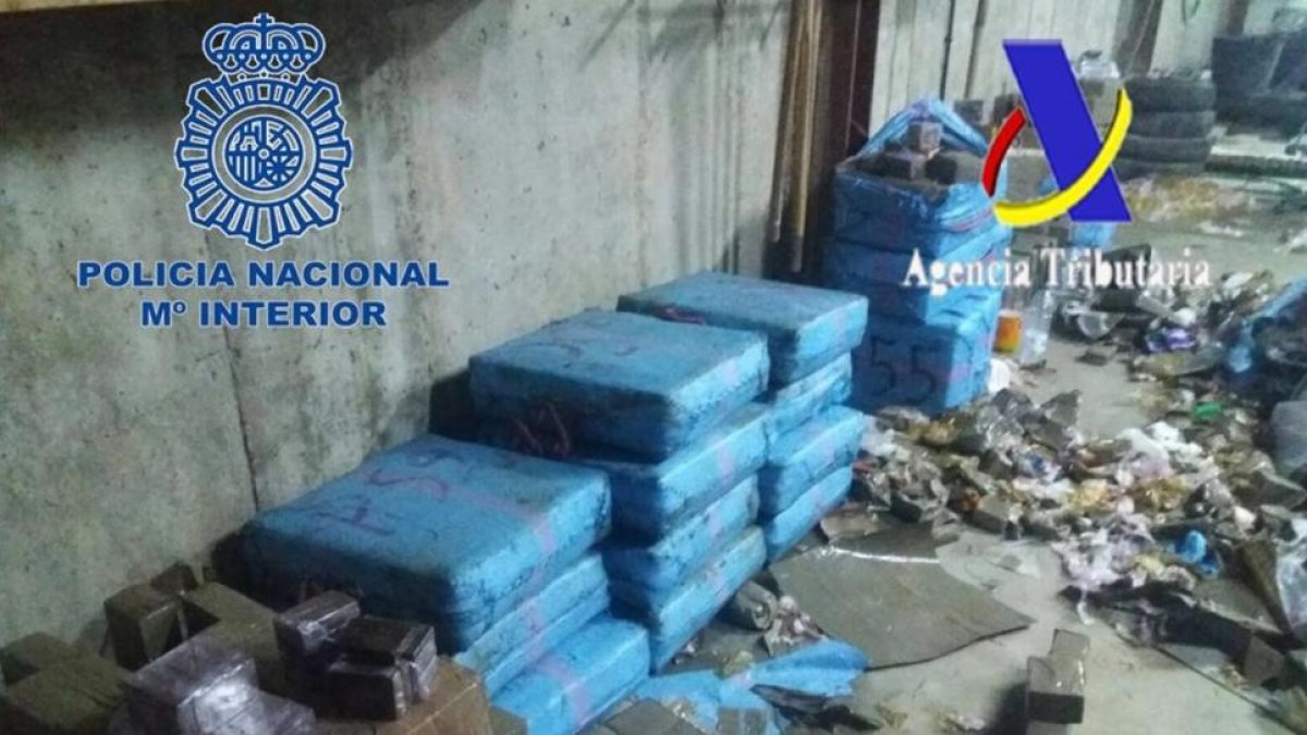 Intervenidas 2, 4 toneladas de hachís en una operación contra el narcotráfico en la costa de Huelva.-POLICÍA NACIONAL