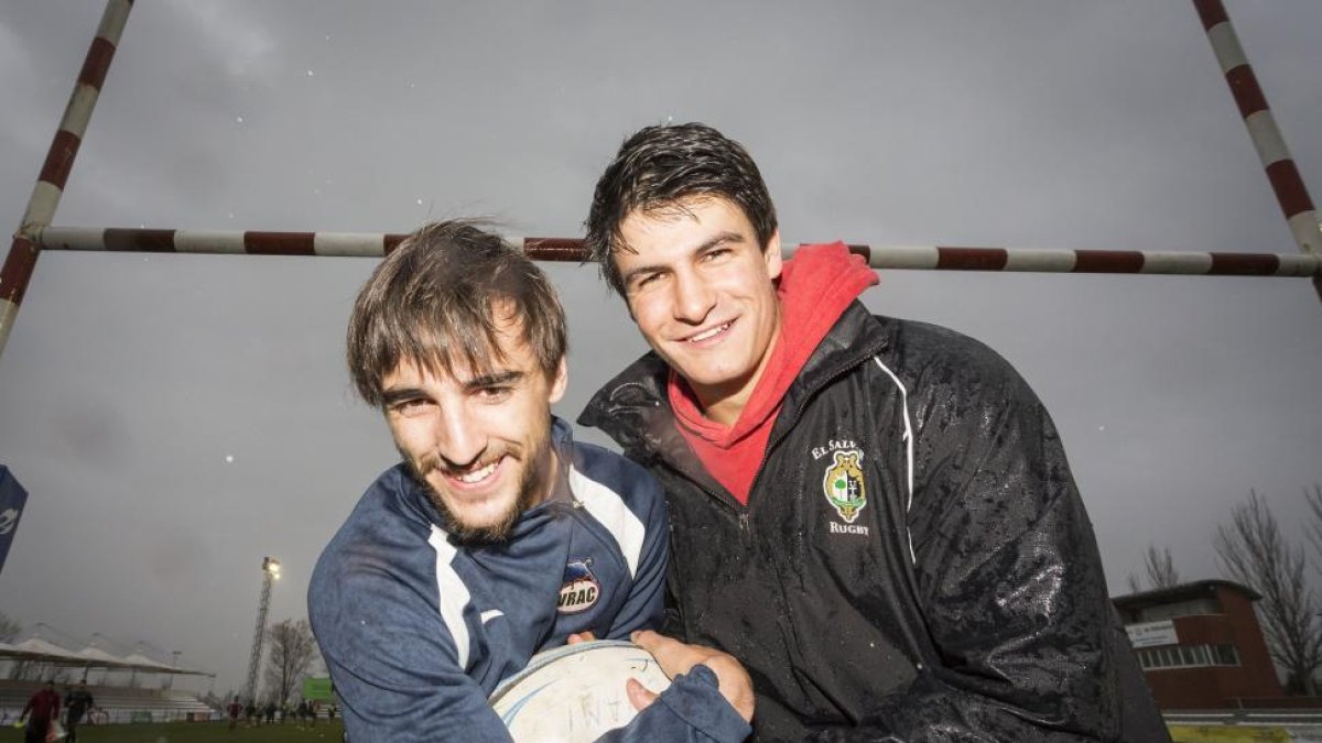 Imagen de archivo de Pablo Gil y Juan Ramos posan con un balón de rugby en Pepe Rojo antes de su 'fichaje' por el Seven español.-