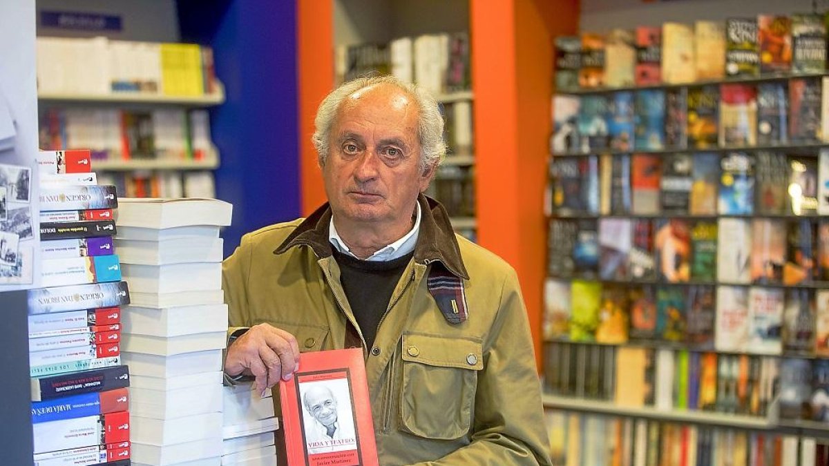 El escritor y editor Julio Martínez con el libro que ha escrito sobre su hermano Javier Martínez, director del TAC.-PHOTOGENIC