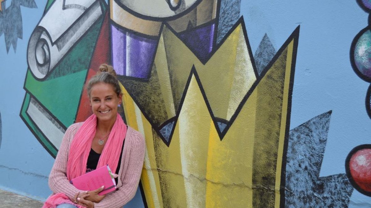 Carla de Bulgaria, junto al mural de Manuel Sierra que está frente a la Bodega-Aula de Interpretación de Mucientes (Valladolid).-ARGICOMUNICACIÓN