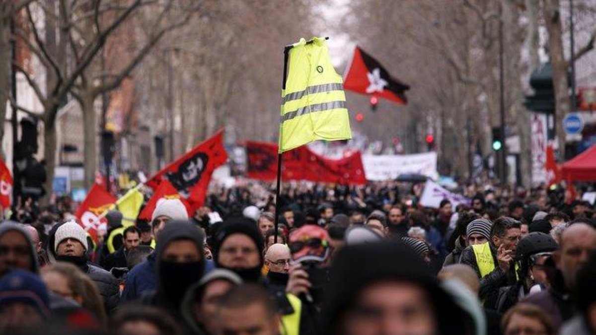 Manifestación celebrada en París (Francia) contra la reforma del sistema de pensiones.-YOLAN VALAT (EPA)