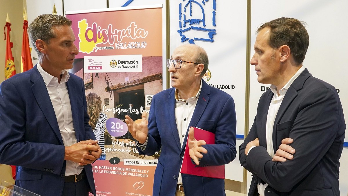 El presidente de la Diputación de Valladolid, Conrado Íscar, el presidente de Fecosva, Jesús Herreras (C) y Raúl Jesús Ortega, director territorial de la Zona Norte de Cajamar. - ICAL