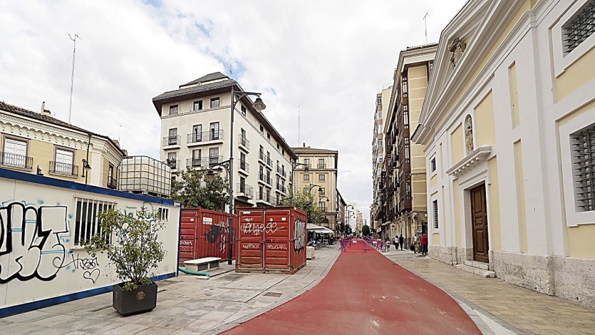 Casetas de obra y vallas en la calle María de Molina vista desde la Plaza de Santa Ana, ayer. REPORTAJE GRÁFICO: PABLO REQUEJO