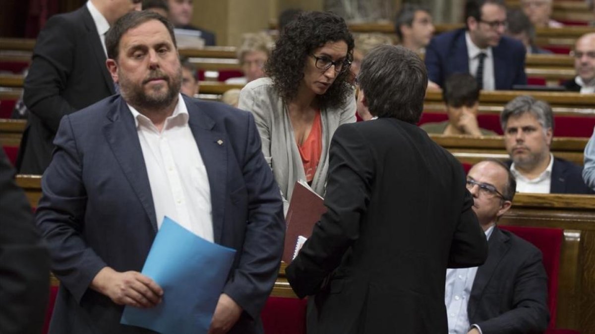 Oriol Junqueras junto a Marta Rovira y Carles Puigdemont durante una sesión de control en el Parlament.-ALBERT BERTRAN