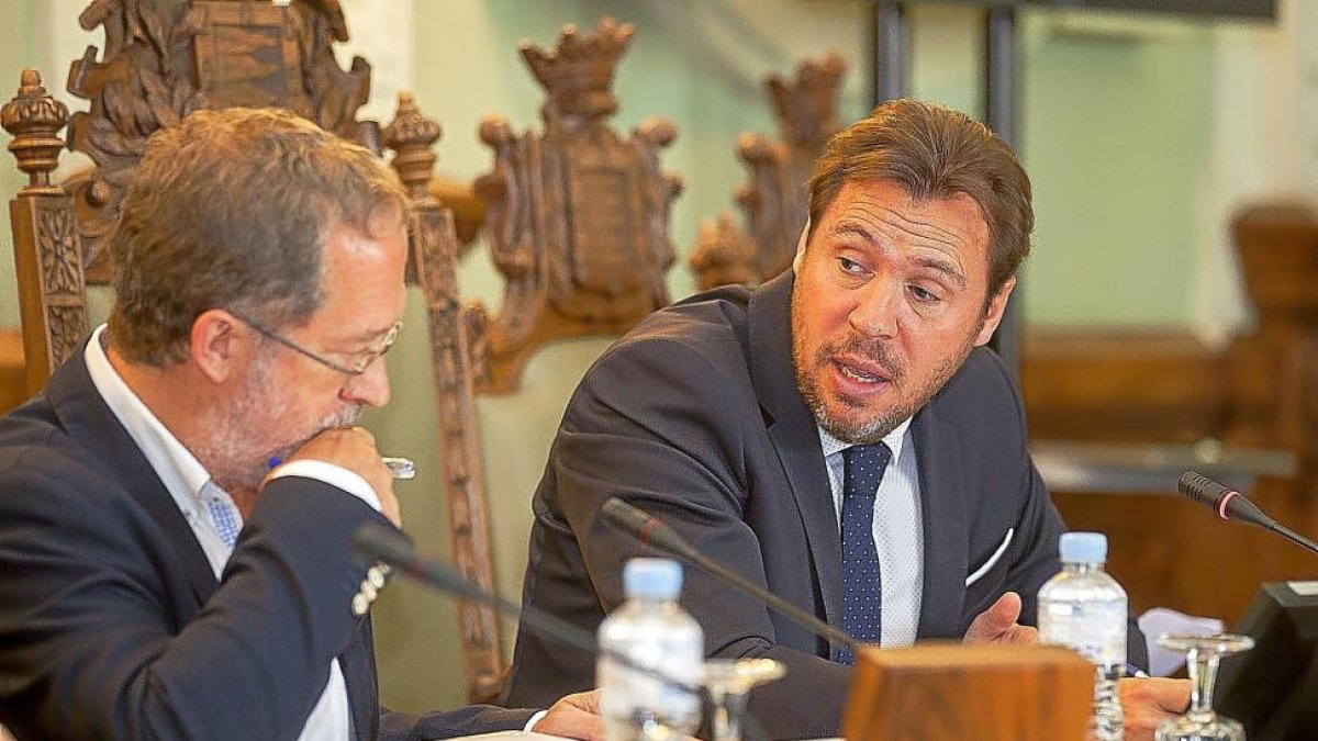 El concejal de Urbanismo, Manuel Saravia, y el alcalde Óscar Puente dialogan el el Pleno Ordinario de junio celebrado ayer.-P. REQUEJO