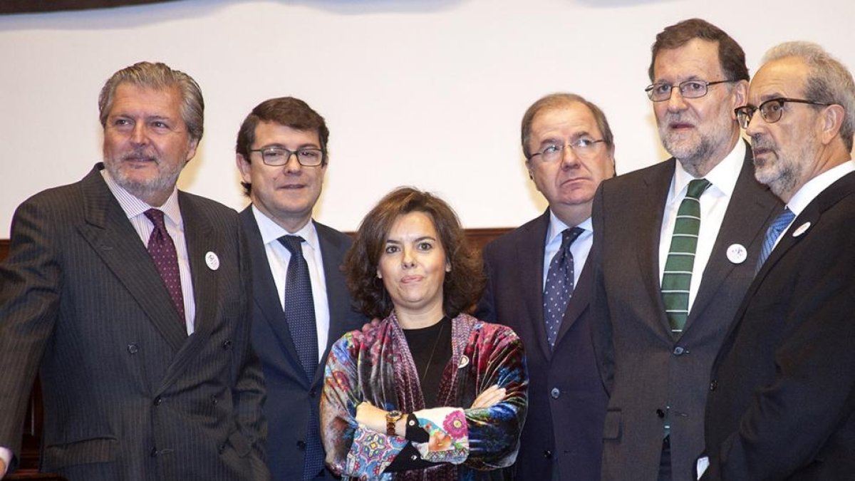 Íñigo Méndez deVigo, Alfonso Fernández Mañueco,  Soraya Sáenz de Santamaría, Juan Vicente Herrera, Mariano Rajoy y Daniel Ruipérez, en Salamanca.-ICAL