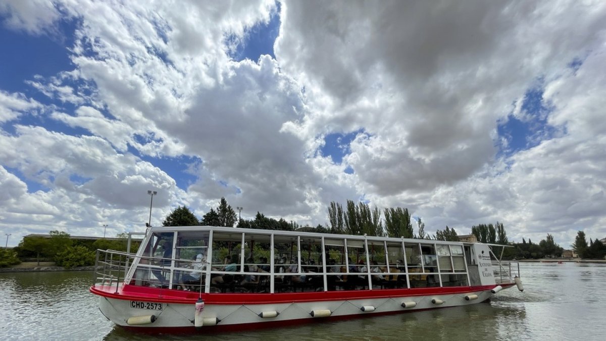 Barco en el Canal de Castilla en una imagen de archivo