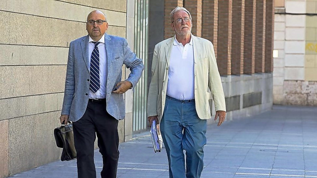 Miguel Francisco de Asís Álvarez de Toledo (D) ayer a su llegada al juzgado para declarar como testigo por la trama eólica.-ICAL