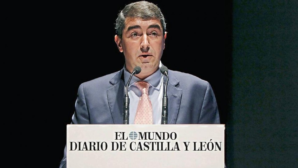 Pablo R. Lago, en un momento de su intervención.-REPORTAJE GRÁFICO:J.M.LOSTAU / PHOTOGENIC / JAVIER ÁLVAREZ