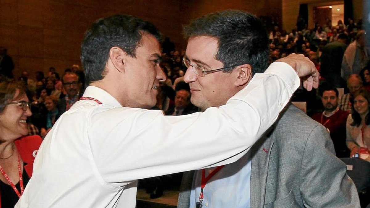 Pedro Sánchez y Óscar López, en una imagen de archivo en el último congreso autonómico-J.M. Lostau