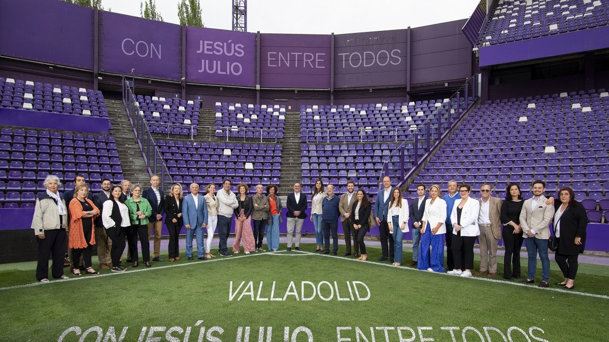 Carnero posa con el resto de candidatos en la lista del PP de Valladolid.- E. M.