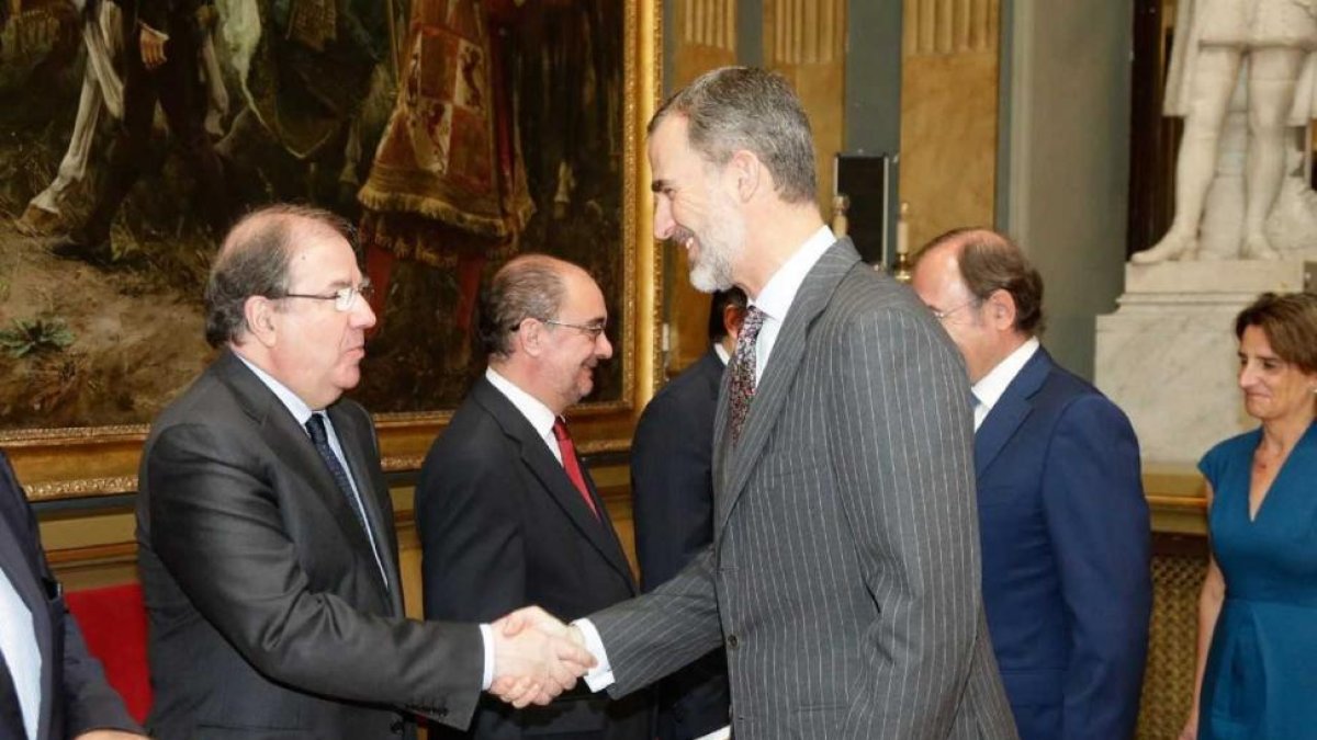 El Rey Felipe VI saluda al presidente de la Junta de Castilla y León, Juan Vicente Herrera.-EM