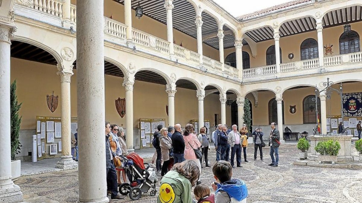 El Palacio Real forma parte del recorrido por los patios históricos de Valadolid.-R. FERNÁNDEZ
