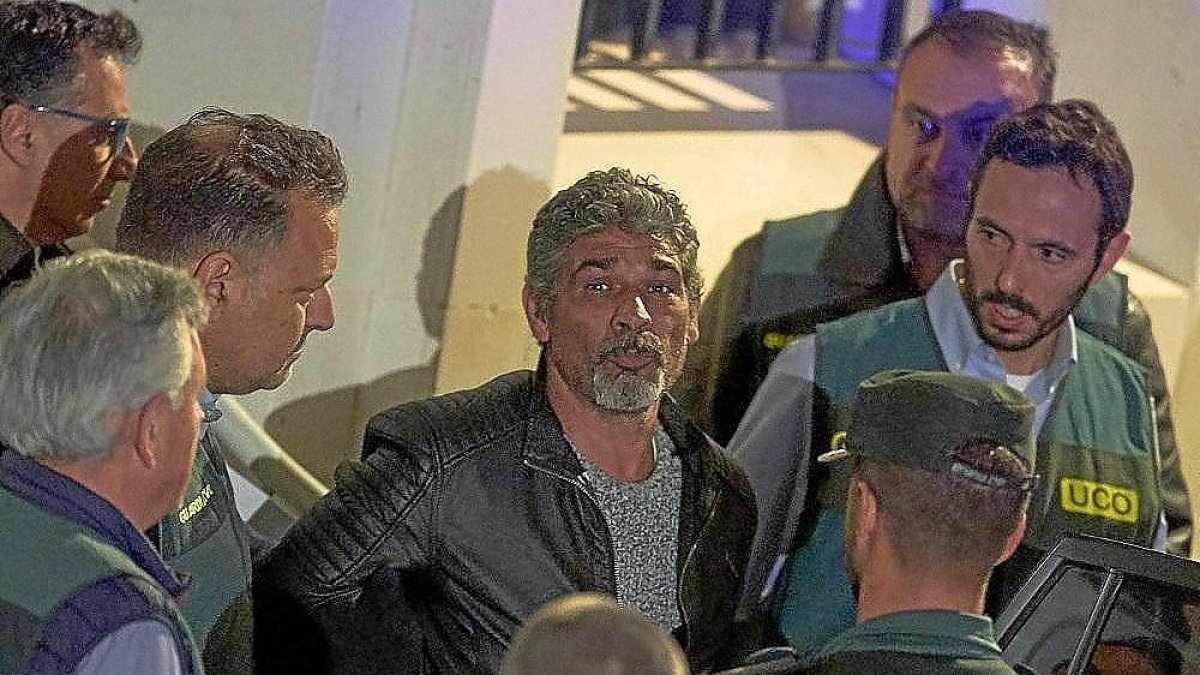Roberto Montoya, el asesino de Laura Huelgo, sale esposado de los juzgados para su ingreso en prisión.-GOGO LOBATO