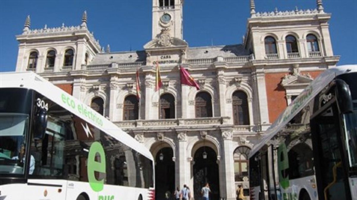 Autobuses en la Plaza Mayor de Valladolid.-EUROPA PRESS