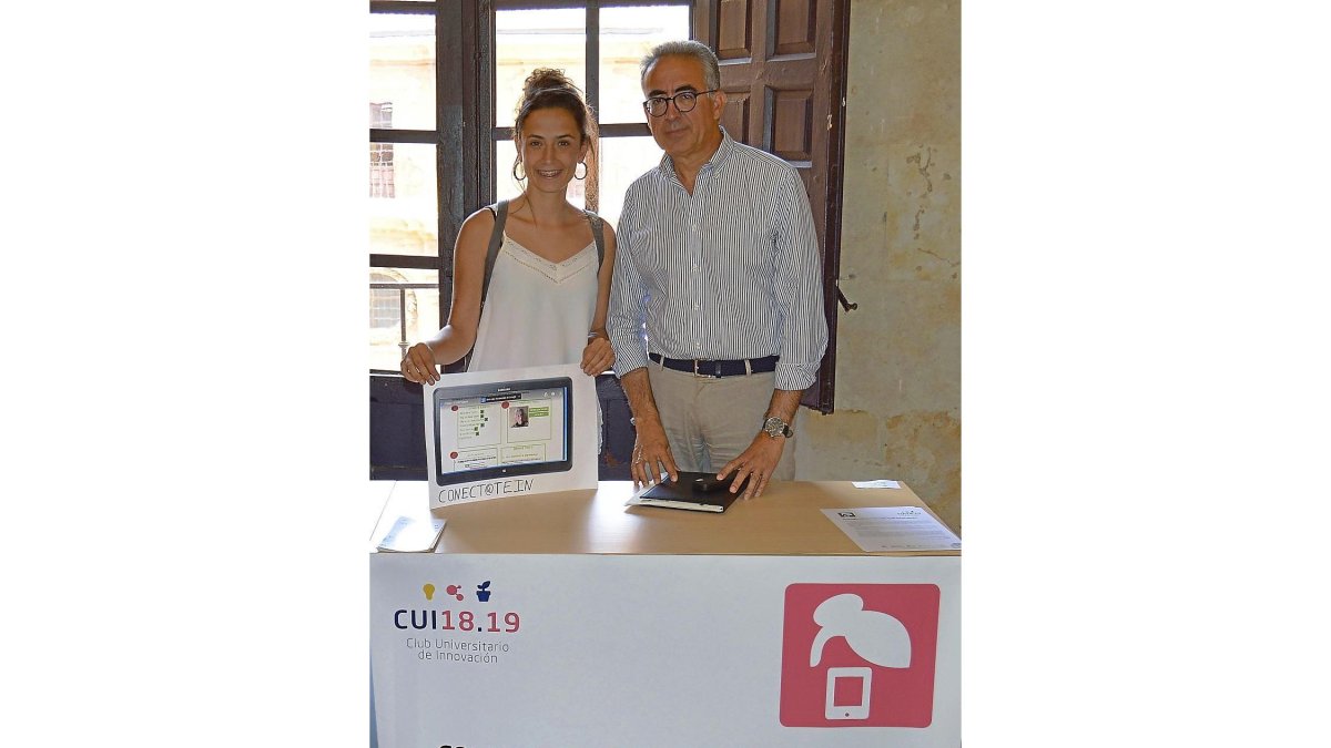 Ainhoa Leránoz y Antonio Sánchez muestran el proyecto en las instalaciones de la UPSA.-E.M.