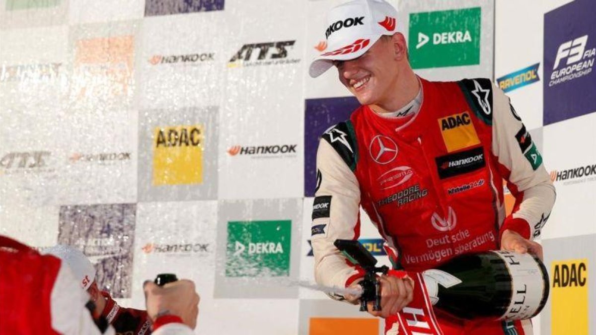 Mick Schumacher, hijo del mítico piloto alemán de F-1, ha celebrado hoy, en Hockenheim, el título de F-3 Europea.-AFP / THOMAS SUER