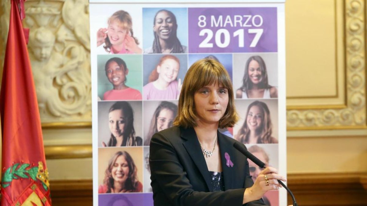 La presidenta de la CVE, Ángela de Miguel, lee un manifiesto en el acto celebrado en el Ayuntamiento de Valladolid para conmemorar el Día Internacional de la Mujer.-ICAL