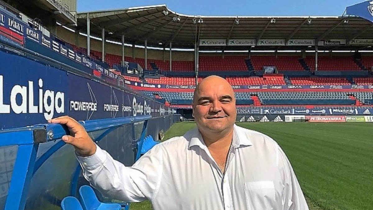 Cata Prieto posa en El Sadar después de firmar como secretario técnico de Osasuna.-C.A. OSASUNA