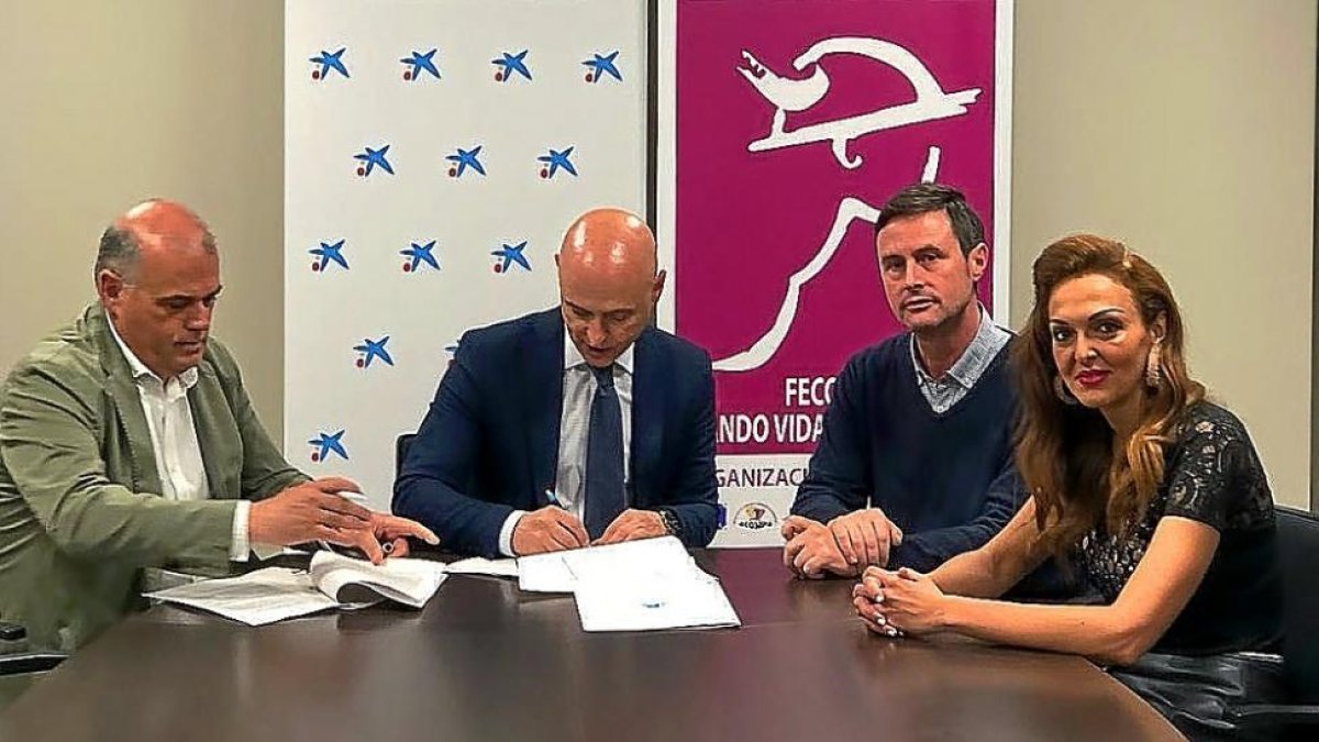 Javier Labarga y Fernando Lores firman el convenio .-E. M.