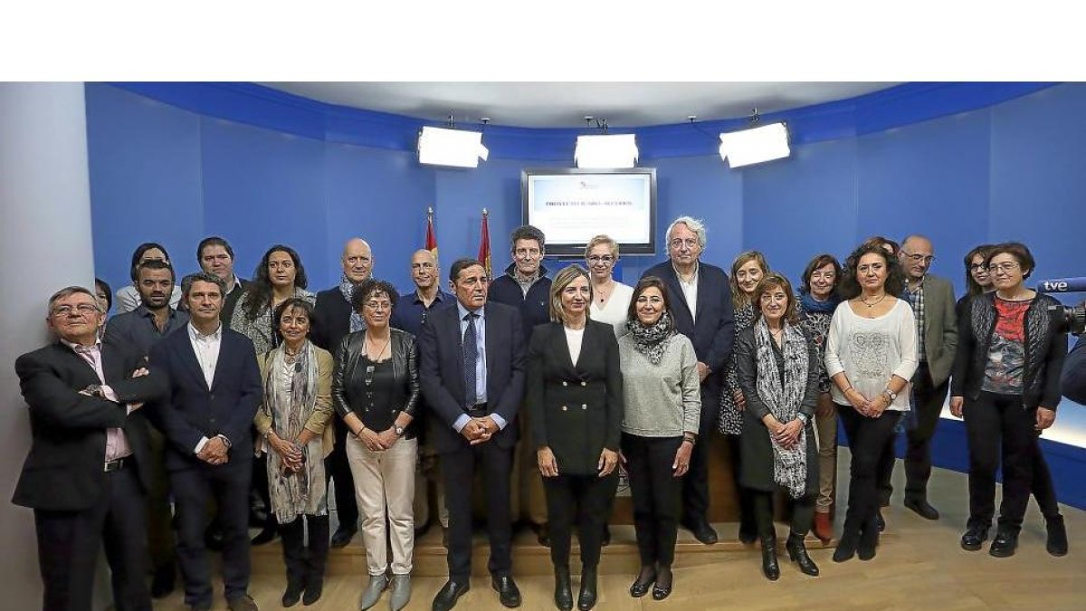 Los consejeros de Sanidad y de Familia, en el centro, con el equipo participante en el programa Ícaro, en la presentación.-ICAL