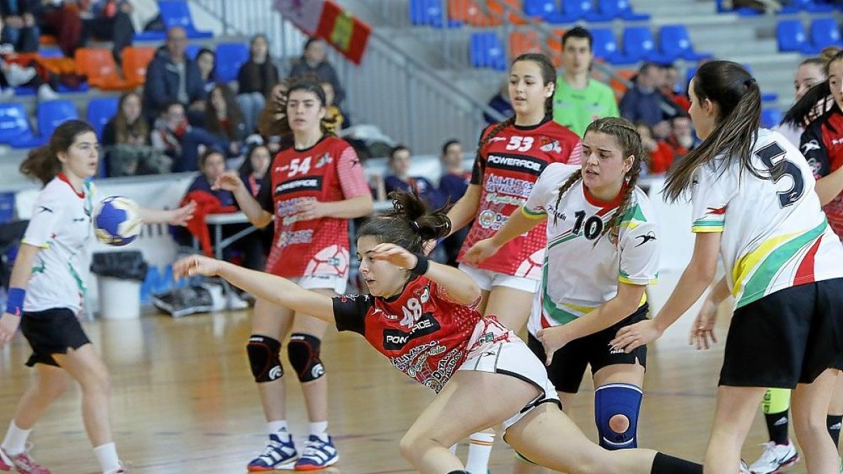 Paula Alonso dispara tras librarse del acoso riojano durante la victoria del equipo cadete femenino.-J. M. LOSTAU