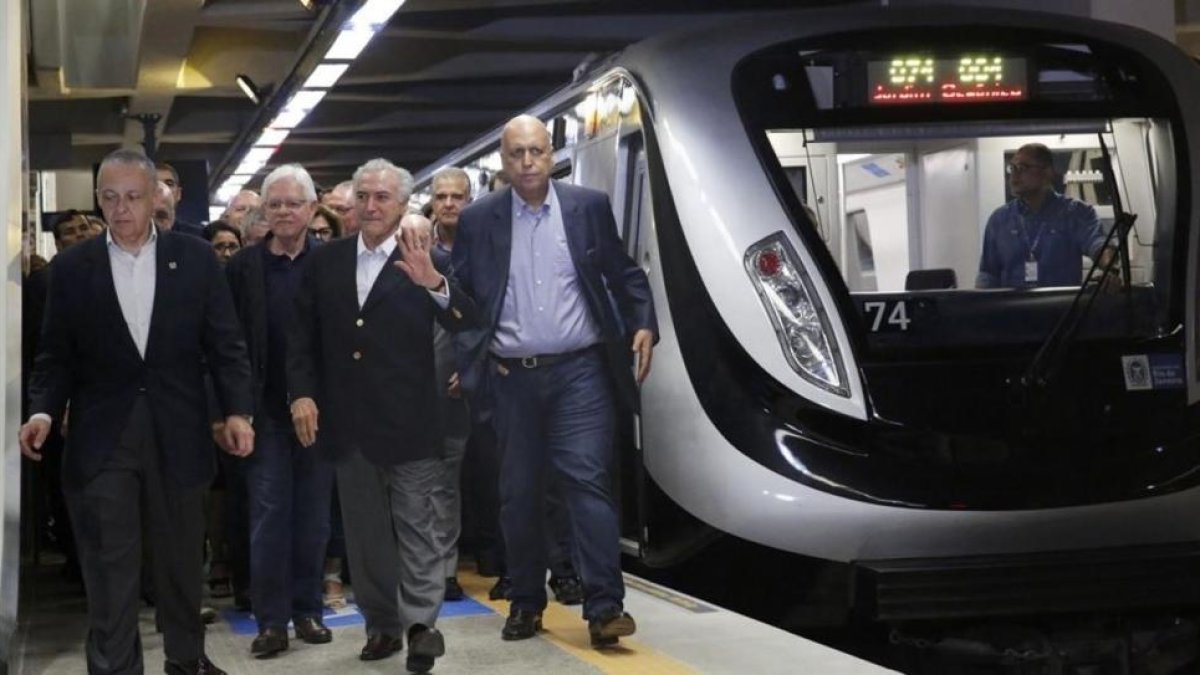 El presidente Temer y otras autoridades, en la inauguración del sábado del metro olímpico.-REUTERS / NACHO DOCE