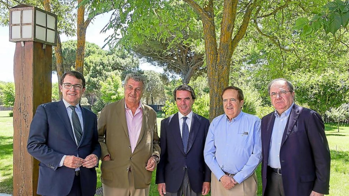 Alfonso Fernández Mañueco, Jesús Posada, José María Aznar, Juan José Lucas y Juan Vicente Herrera, instantes antes de la comida en la Dehesa de los Canónigos.-E.M.