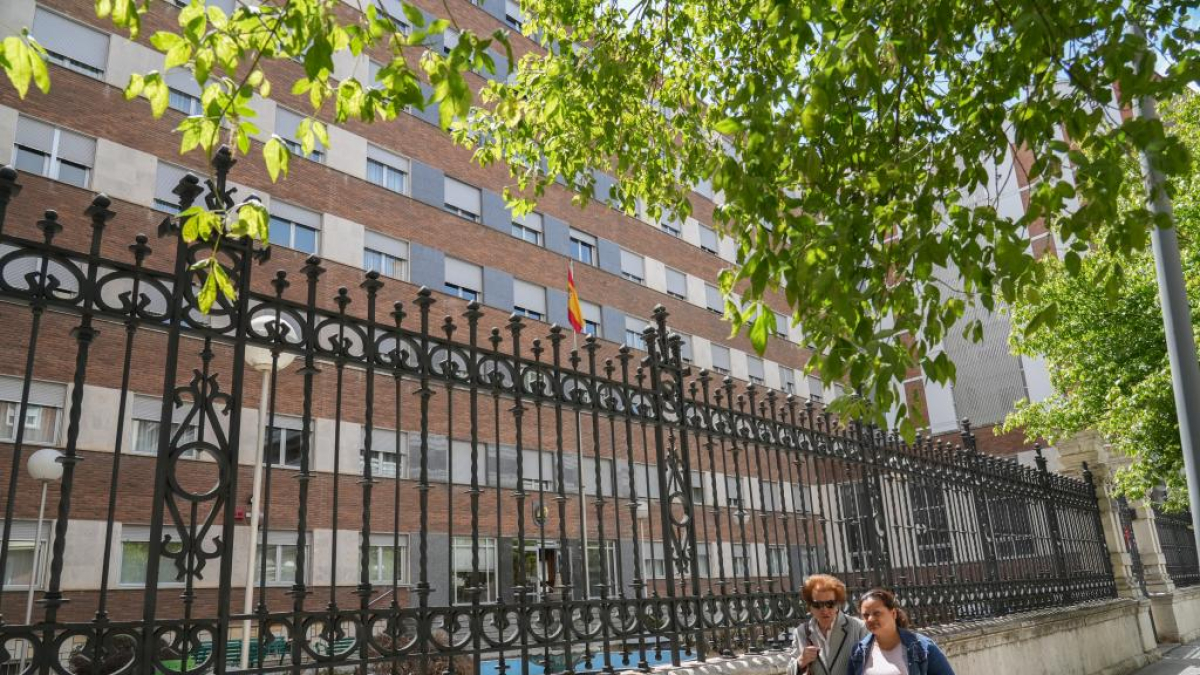 Residencia Santiago. Huérfanos del Ejército en la calle Muro.- J.M. LOSTAU.